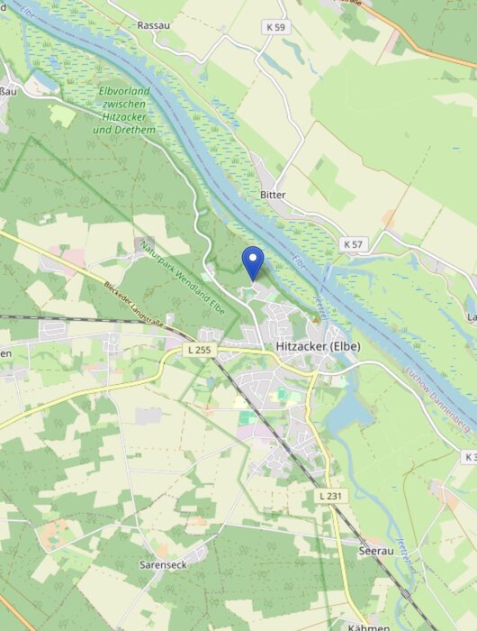 Eine Karte von Hitzacker an der Elbe. Der markierte Punkt zeigt die genaue Position innerhalb der Stadt. Umgebende Landschaft ist grün mit Feldern und Wasserwegen.